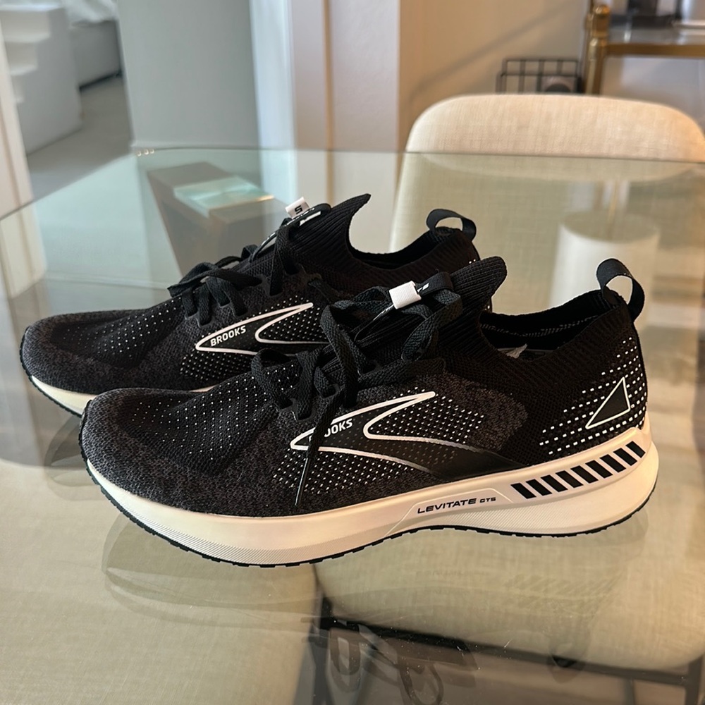 Brooks  women’s running shoes - Levitate GTS Stealth Fit